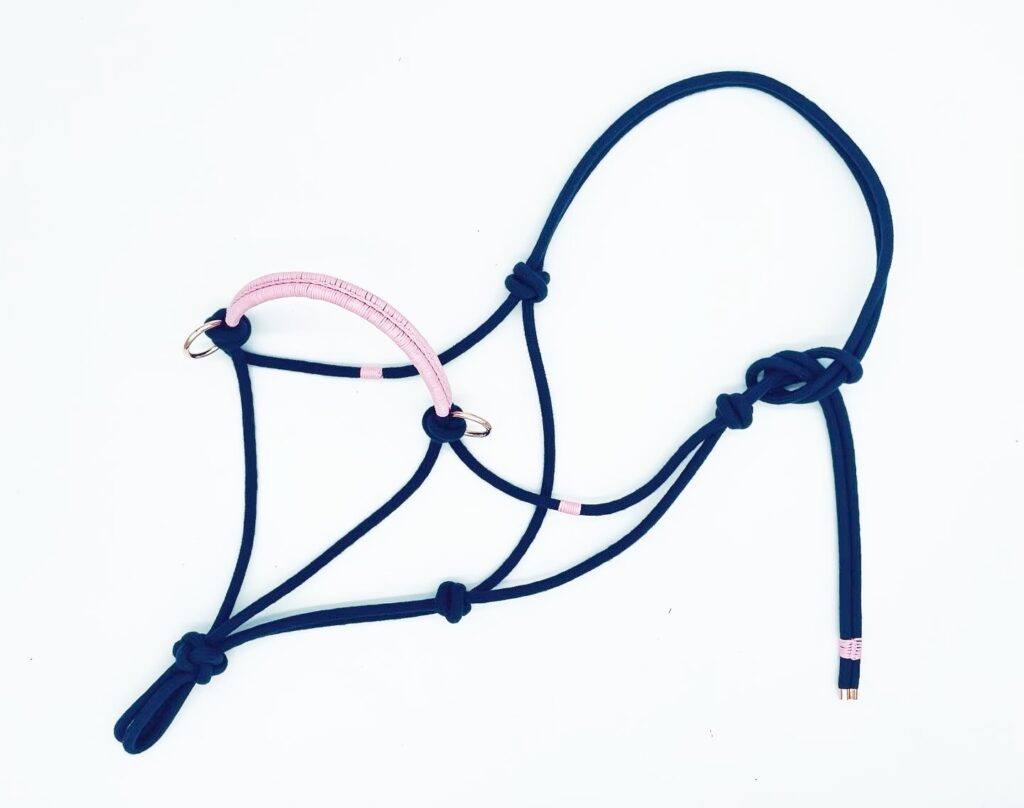 Granatowy halter — przykładowe wykonanie